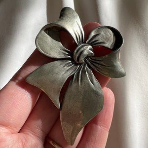 Vintage 1988 Beagull Canada Pewter Bow Estate Pin Brooch